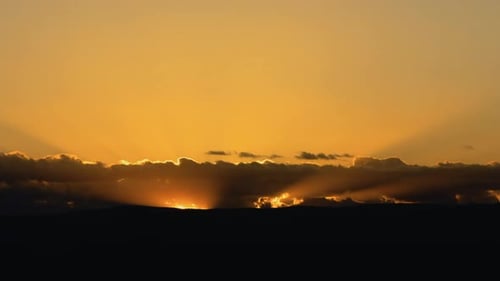 Fantastischer goldener Sonnenaufgang mit Sonnenstrahlen im Zeitraffer