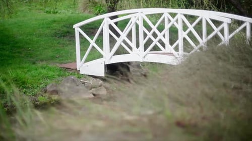 plan moyen d'un magnifique pont romantique blanc