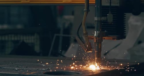 Plasmaschneiden von Metall, CNC-Stahltechnik, Schweißen, Funken, Metallindustrie