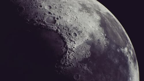 Die Mondoberfläche zeigt Krater und Schatten unter dem Nachthimmel