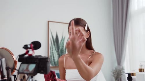 Vídeo tutorial de belleza y cosmética para una mujer joven haciendo contenido. Auditoría