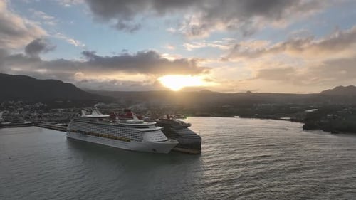 Dos cruceros en el puerto de Puerto Plata al atardecer, vista aérea de un Zumbido. CUARTA PARTE