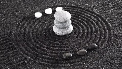Meditation und Balance Steinstapeln in einem traditionellen Sandgarten