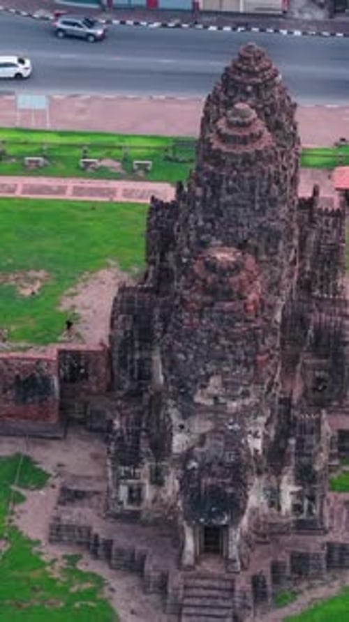 Phra Prang Sam Yod, un ancien temple khmer situé dans la province de Lopburi en Thaïlande, présente ses