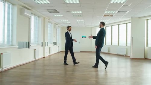 Geschäftstreffen Top-Manager gehen zum Geschäft Treffen Handschlag zwischen Geschäftsleuten das Innere eines