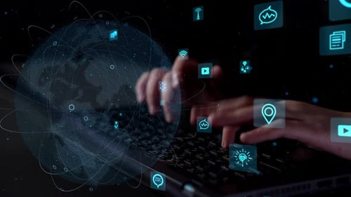 Hände tippen auf der Tastatur mit digitaler Weltkarte und leuchtenden Icons für Technologie, Communica