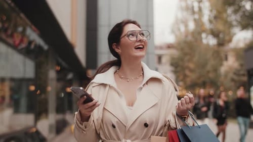 Un client heureux utilisant une application de navigation en marchant dans la rue de la ville