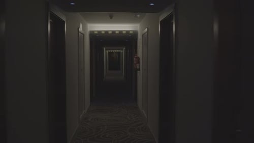 Le couloir de l'hôtel perd progressivement de la lumière