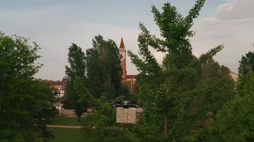 A foto aérea de um drone futurista anônimo está fazendo uma entrega de pacotes no endereço de domicílio de