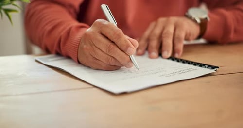 Hombre mayor, manos a mano sobre papeleo, formulario o solicitud de jubilación