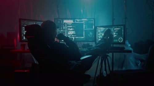 Hacker mangeant des nouilles tout en se reposant au bureau avec des écrans