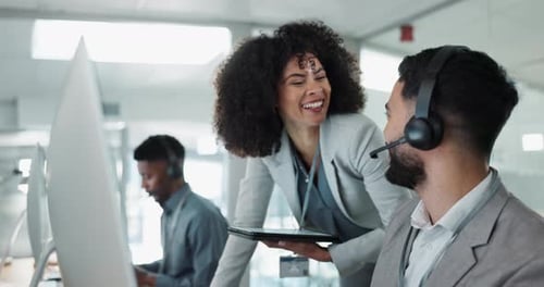 L'ordinateur du centre d'appels, le responsable et les employés sourient pour le succès des ventes par télémarketing et de l'externalisation