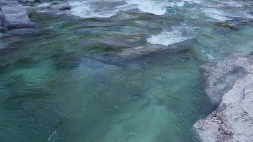 Вид с воздуха на безмятежную речную долину в Юлийских Альпах, Бовец, Словения.