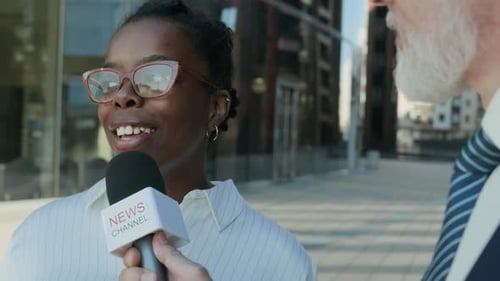 Journalist interviewt Geschäftsfrau in City