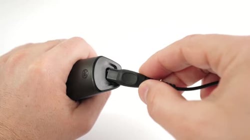 1. La podadora está conectada al cable de alimentación. El concepto de electrodomésticos.