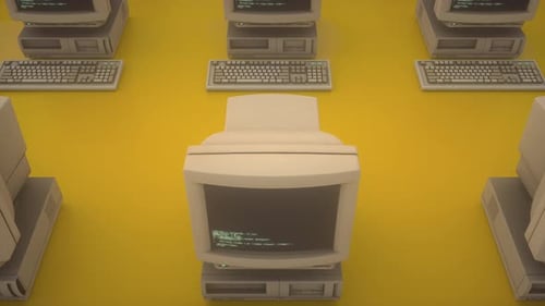 Retro-Personal Computer oder PC mit Tastatur in dynamischer Bewegung. Code auf Bildschirmen, Displays. 4K