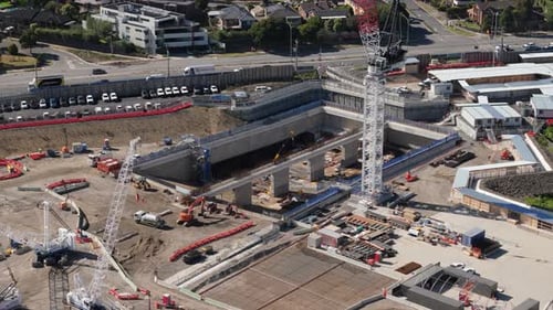 pasada la grúa de la torre y la entrada del túnel en construcción