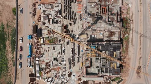 Imágenes aéreas de un gran complejo residencial durante las primeras etapas de la construcción