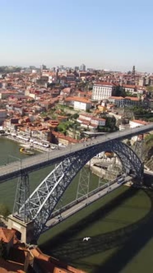 Vídeo vertical com vista aérea da cidade do Porto, Portugal