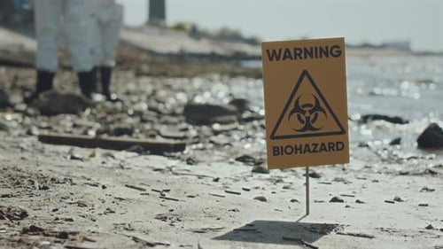 Warnschild für biologische Gefahren am Ufer des verschmutzten Sees