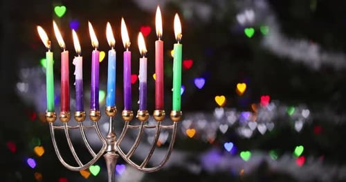 La menorá de Hanukkah enciende la festividad sagrada con velas judías