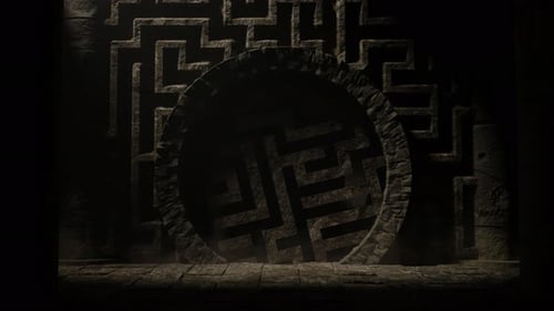 Alter Tempel mit Labyrinthmauer und sich öffnendem Rundtor