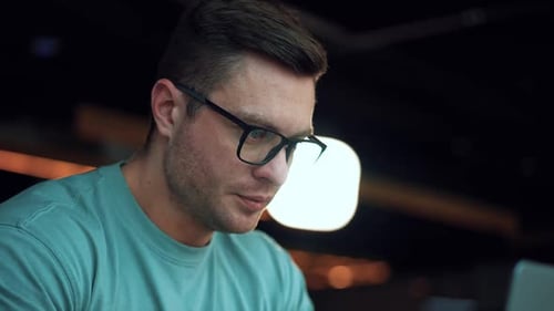 Junger gutaussehender Geschäftsmann mit Brille. Professioneller Lifestyle-Mann in Freizeitkleidung.