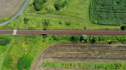 Blick vom Himmel auf eine Bahnstrecke mit Zug Ungarn im Winter im Sommer