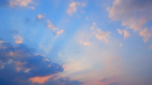 Vidéo en accéléré capturant un ciel fascinant au coucher du soleil, des images en accéléré.
