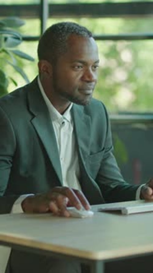 Un homme d'affaires professionnel activement engagé dans le travail à son bureau dans un environnement de bureau moderne