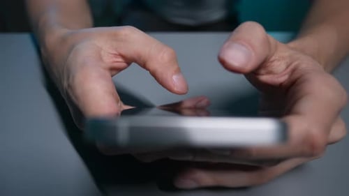 Nahaufnahme von oben auf einen nicht wiederzuerkennenden jungen erwachsenen Mann, der das Handy zum Schreiben verwendet Konzept zum Senden einer Nachricht