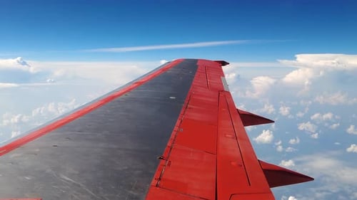 Flugzeug fliegt über geschwollenen Wolken
