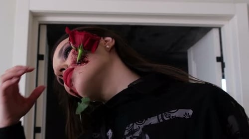 Hermosa mujer maquillada para la celebración del Día de Muertos en México