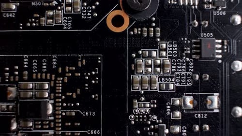 Nahaufnahme einer Grafikkartenplatine, die komplizierte elektronisch Details hervorhebt