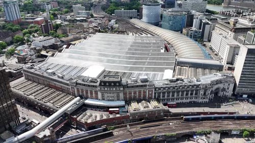 Plano aéreo que muestra la enorme escala de la estación Waterloo de Londres y la arquitectura urbana circundante
