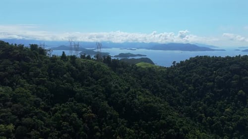 Vista aérea de linhas de alta tensão se estendem por colinas verdes brasileiras, Fornecimento de eletricidade