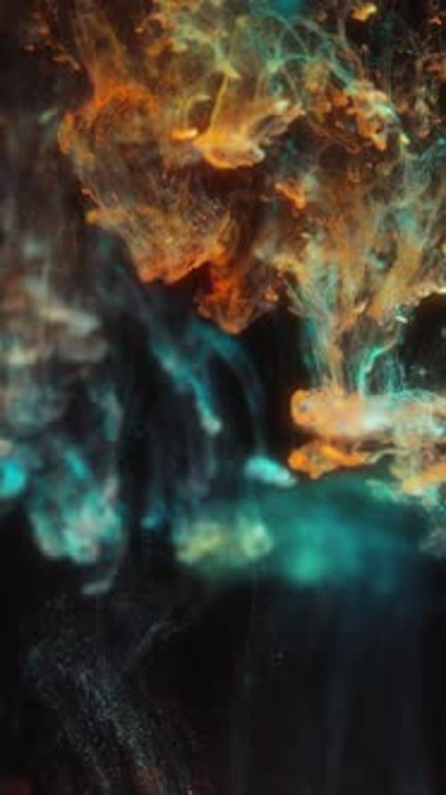 Flux d'encre abstrait vertical dans l'eau avec des tons dorés et bleu sarcelle