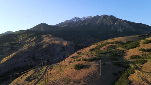 Paysage de montagne du mont Timpanogos (Utah) au coucher du soleil, vue aérienne montante