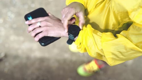 Setting up smartwatch for a run with sync with smartphone