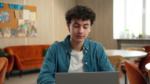 Kaukasischer männlicher Student Kerl Schüler Junge Teenager Teenager, der Laptop lernt, Computer mit PC-Studium