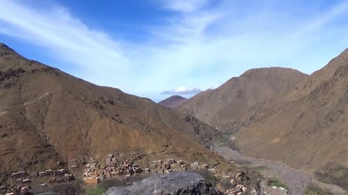 Lap de temps au-dessus d'un petit village des montagnes du haut atlas d'Imlil au Maroc