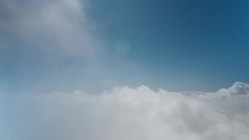 Vue sur le ciel bleu tout en étant au-dessus des nuages. Panorama de nuages impétueux sur une haute montagne
.