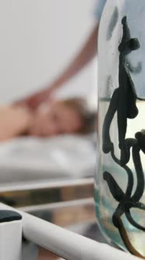 Hirudothérapie : sangsues en clinique devant un massage