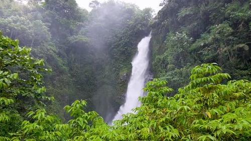 Vista panorâmica da cachoeira de Togarau, água pesada e de fluxo rápido, região de Wakunai, Bougainville, Papua Nova Guiné