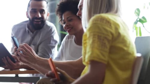Geschäftstechnologie, Mitarbeiter und Kommunikationskonzept - Kreatives Team mit Smartphones und