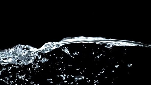 Superzeitlupen-Wasserwellen mit Luftblasen, gefilmt auf einer Hochgeschwindigkeitskamera mit 1000 Bildern pro Sekunde