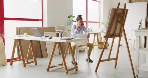 Video einer glücklichen Designerin aus Biracial, die Kaffee im Studio trinkt