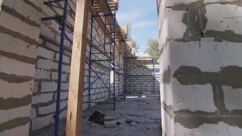 Wände und Gerüste aus Schaumbeton auf der Baustelle