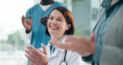 Reunião, médicos e aplausos para comemoração, saúde e felicidade com a inovação