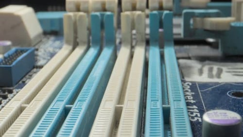 gros plan des emplacements du module RAM de la carte mère PC